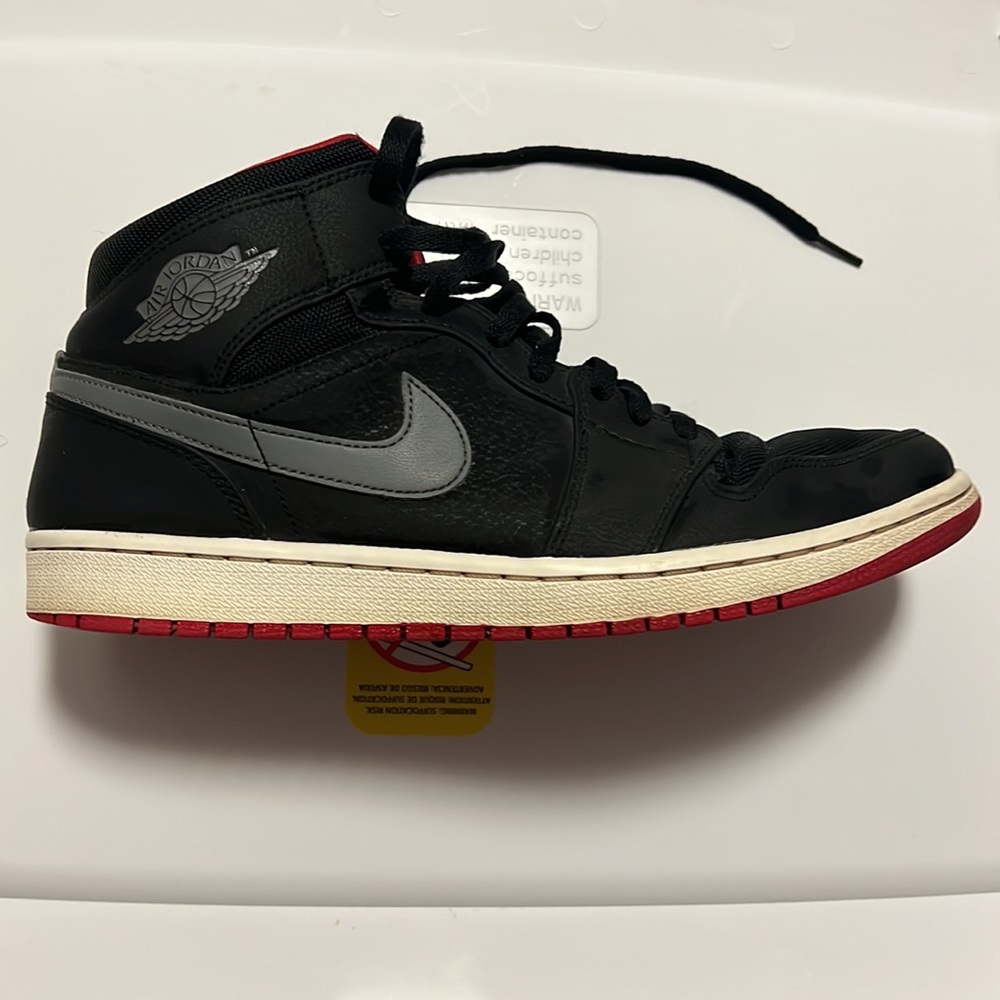 Jordan 1 Mids - Picture 5 of 6